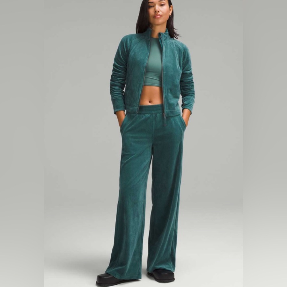 Lululemon Scuba Mid-Rise Wide-Leg Pant Velvet Cord
Storm Teal new with tags 14